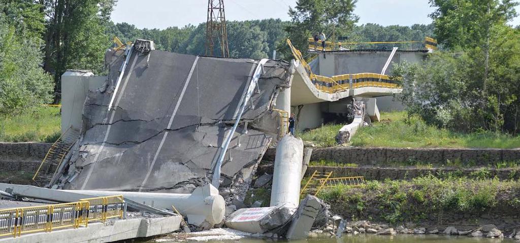Road bridge in Romanian periphery collapses killing one person